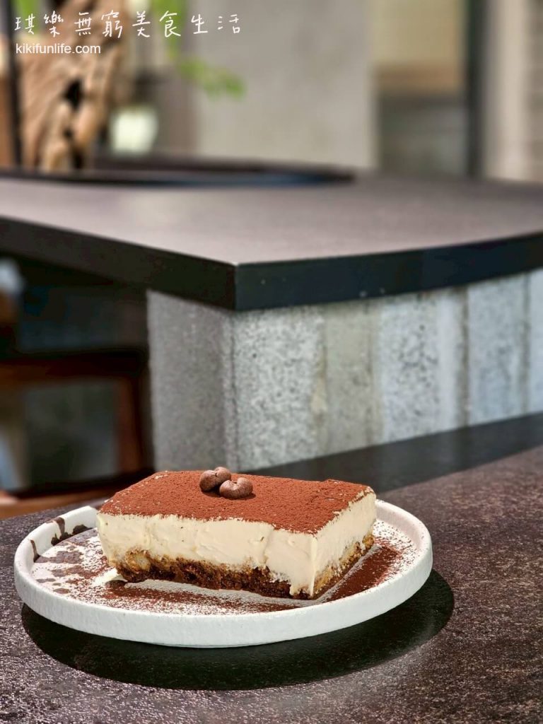 入厝Entry Coffee Bistro_台中早午餐推薦_好停車_不限時咖啡廳_台中早餐_台中咖啡_台中火車站美食_台中東區美食_台中東區餐酒館_台中lalaport附近美食_台中咖啡廳推薦_酒香提拉米蘇