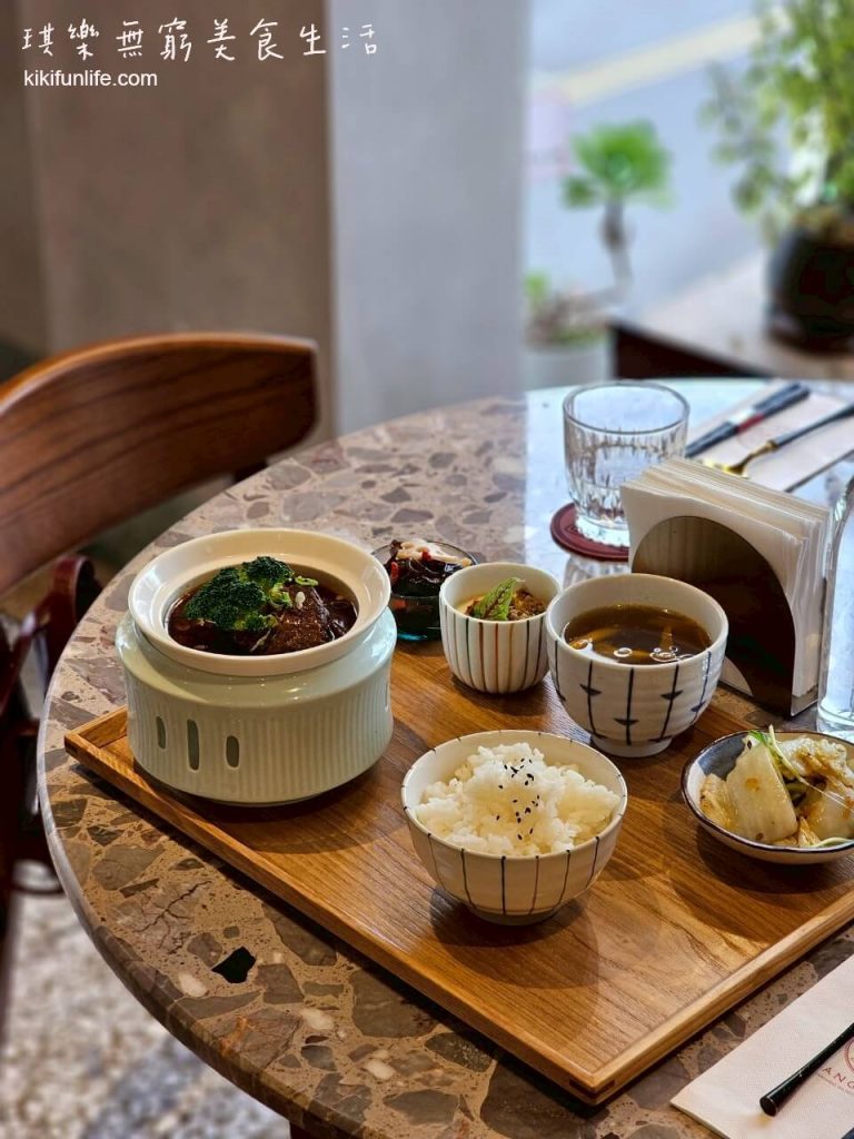 湯明茶樓_台中昇平店_台中台菜推薦_台中家常菜餐廳_台式料理_中式料理_審計新村美食_台中定食_台中中菜館_台中下午茶_台菜個人套餐_中式個人套餐_台中西區美食_台中美術館附近餐廳_台中茶樓推薦_老宅餐廳_三日半筋半肉精燉牛