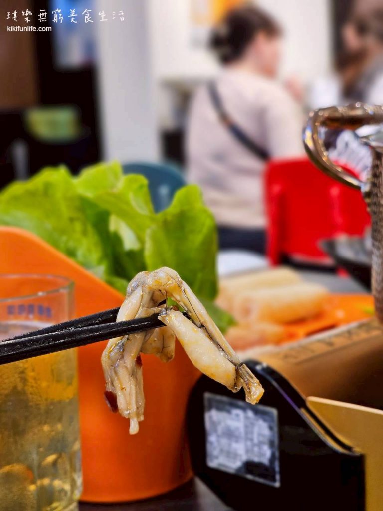 大吉籤PLUS+_麻辣串串鍋_潭子旗艦店_台中火鍋推薦_道地四川料理_潭子宵夜_台中餐廳_洲際棒球場附近美食_招財進寶跳跳蛙_青蛙腿煮熟