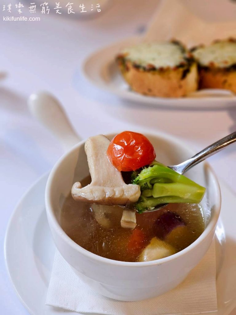 菲菲花園義式餐廳_台中西屯美食_台中約會餐廳_大墩路餐廳_台中義大利餐廳_台中義式料理_台中高級義式餐廳_台中排餐_牡丹套餐_法國白松露風味蔬菜清湯