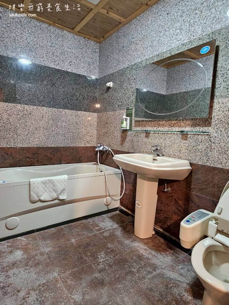 金台灣山莊_溪頭住宿推薦_溪頭民宿_南投住宿_南投旅遊_鹿谷民宿_杉林溪親子住宿_原木民宿_妖怪村附近住宿_原木景觀雙人房_浴室