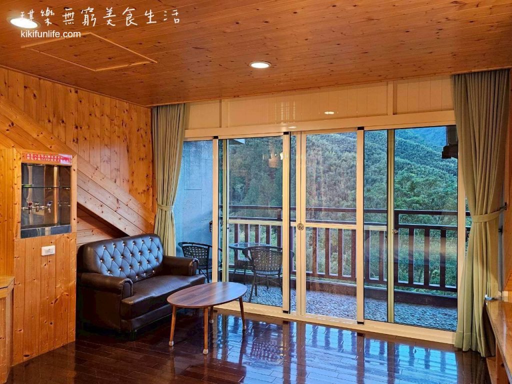 金台灣山莊_溪頭住宿推薦_溪頭民宿_南投住宿_南投旅遊_鹿谷民宿_杉林溪親子住宿_原木民宿_妖怪村附近住宿_原木景觀雙人房_沙發_飲水機