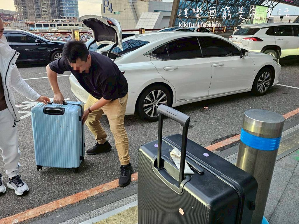 55688機場接送評價_APP線上預約機場接送_機場接送推薦_台中到桃園機場送機推薦_機場接機推薦_台灣大車隊_機場計程車_司機幫忙搬行李