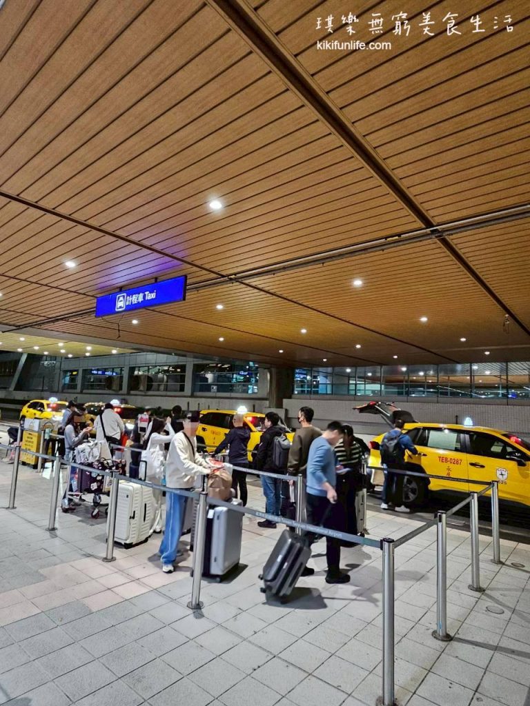 55688機場接送評價_APP線上預約機場接送_機場接送推薦_機場接機推薦_台灣大車隊_機場計程車_桃園機場外等待計程車的人_現場叫車