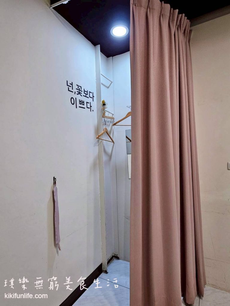 韓菓工作室_更衣室_韓式證件照推薦_台中證件照_美顏證件照_大頭照_台中攝影工作室_證件照快拍_護照_台胞證_快速取件