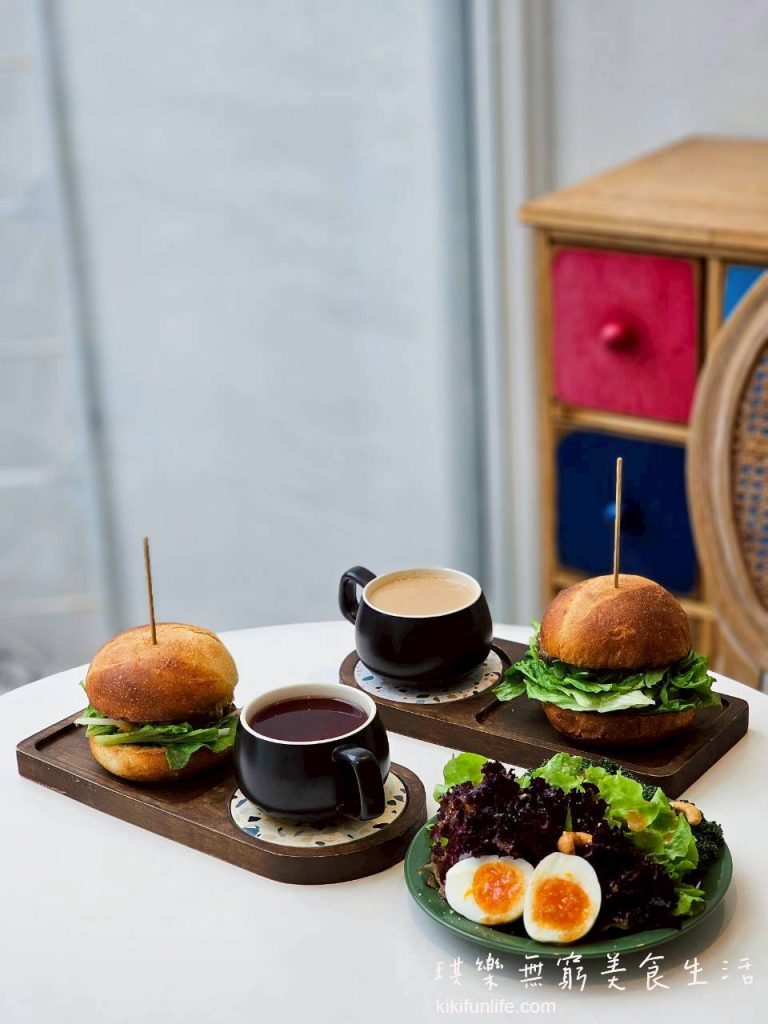 台中西區早午餐_L'espace老陳小圓法漢堡專賣店_好吃漢堡推薦_台中平價早午餐_美術館綠園道餐廳推薦_台中美食_桂花釀紅茶 _烤榛果手沖拿鐵