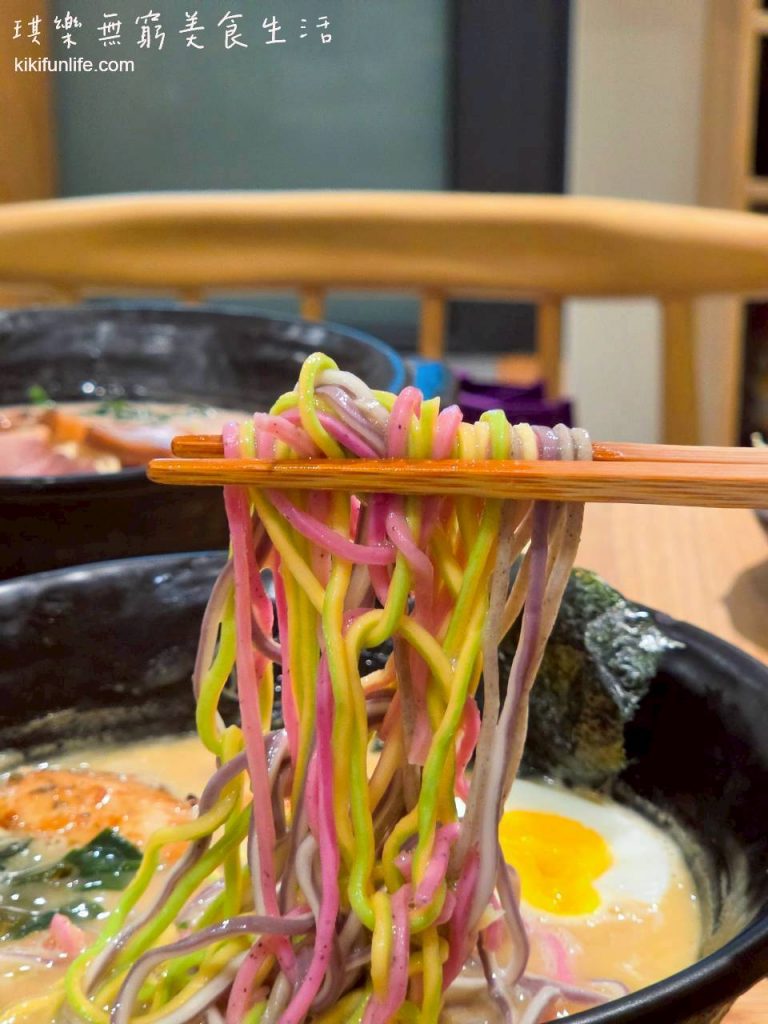 台中拉麵推薦_信川屋_博多豚骨拉麵店_七彩拉麵_彩色拉麵_彩虹拉麵_彩色麵條