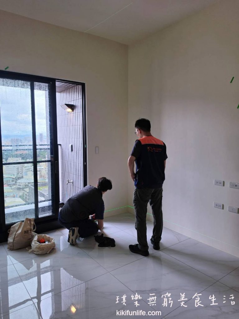 驗屋師使用雷射水平儀檢測牆面與地坪水平_晴佳科技驗屋_非破壞性檢測