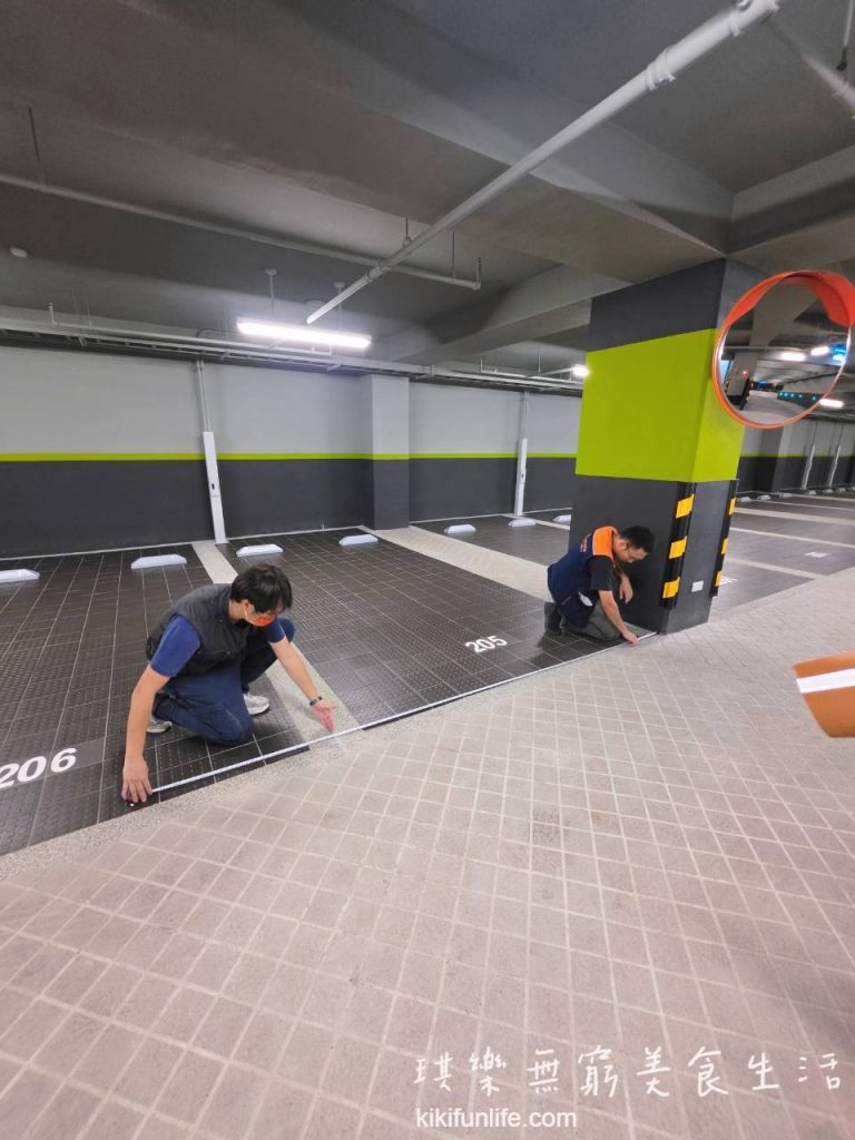 晴佳科技驗屋_驗屋師使用捲尺丈量地下室停車格尺寸