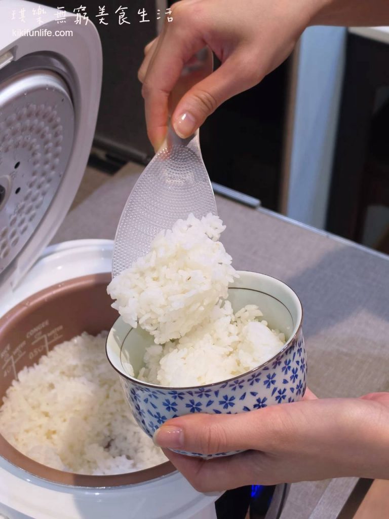 約翰家庭百貨_KM日系質感居家生活小物_耐熱透明不沾飯勺(小)