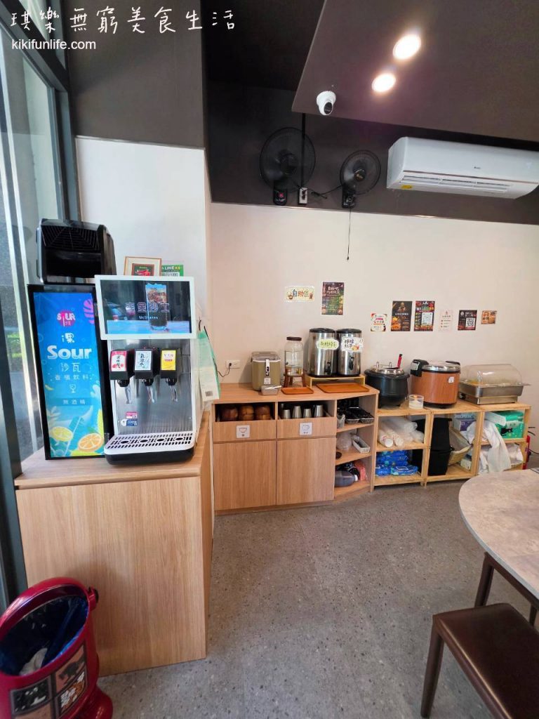 三木鐵板燒_北屯鐵板燒吃到飽_自助吧全景_飲料機_湯品與白飯供應區