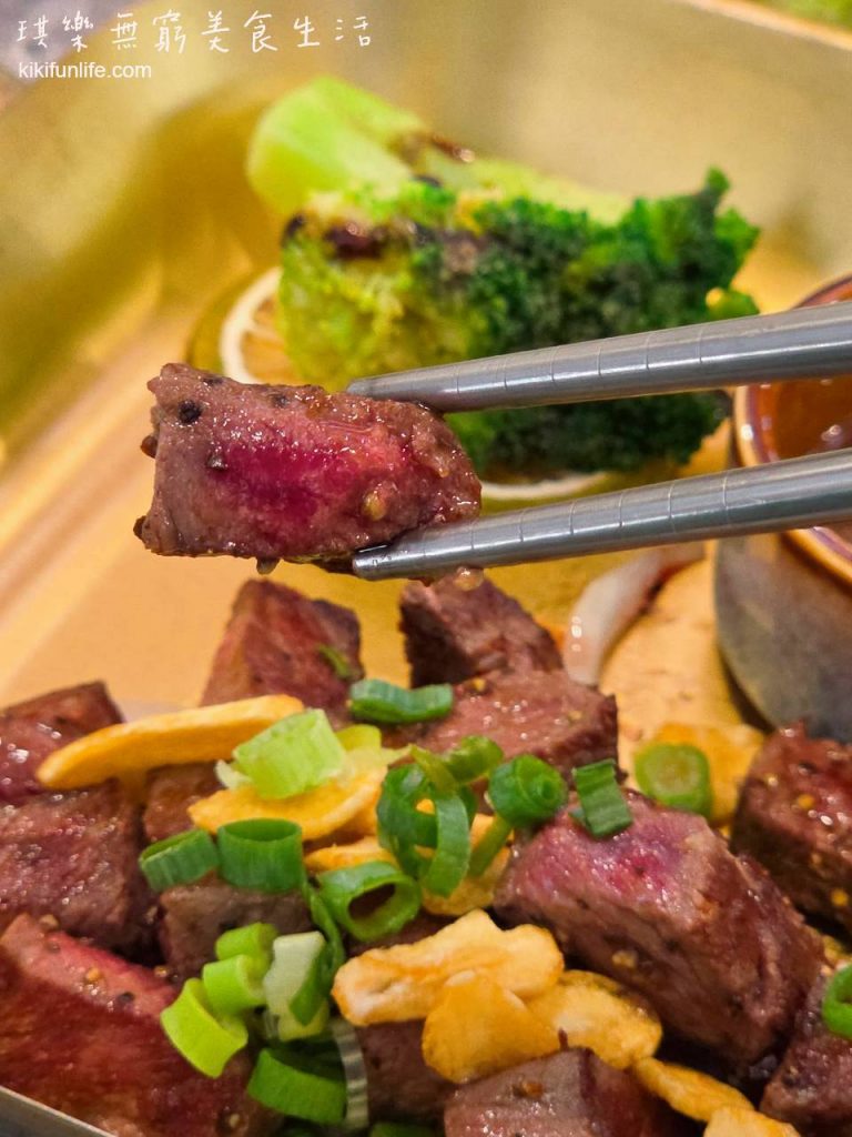 三木鐵板燒_台中鐵板燒_板腱嫩煎牛排_厚切牛肉五至七分熟_蒜片與黑胡椒醬