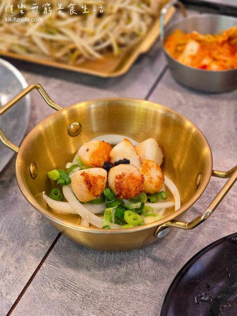 三木鐵板燒_台中餐廳_香煎干貝_搭配洋蔥絲與魚卵的海鮮料理