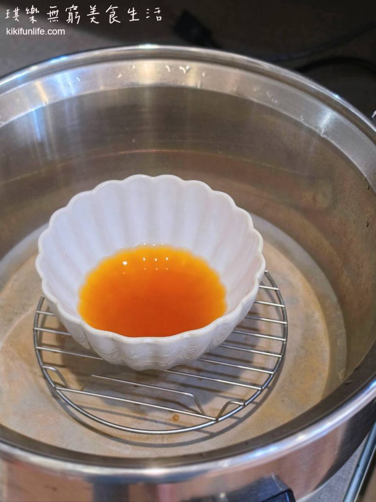 建菘滴雞精_滴雞精好處_冷凍滴雞精解凍後倒入碗中_電鍋蒸熱補充營養