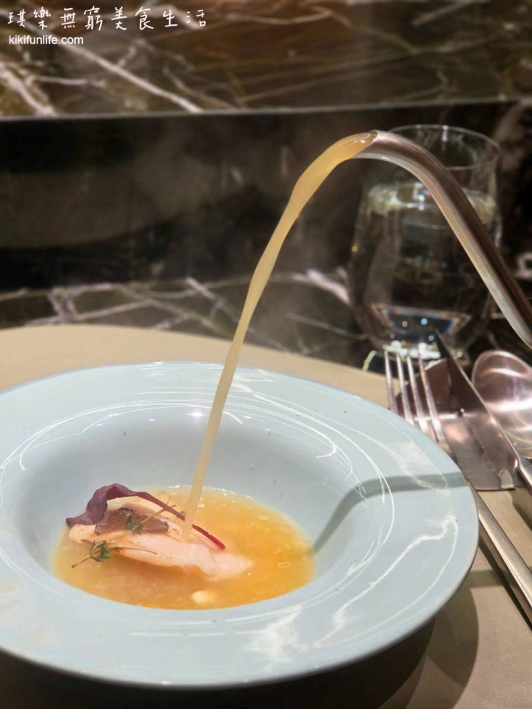 夏登法式鐵板燒_台中無菜單料理_台中約會餐廳_栗子松露百里香雞湯_桌邊現沖熱湯與秋季香草風味