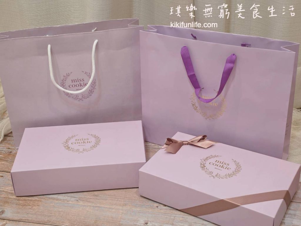 米思酷奇Miss Cookie_彌月喜餅緞帶版12入480元_手工喜餅禮盒_玫瑰金蝴蝶結與粉紫燙金提袋