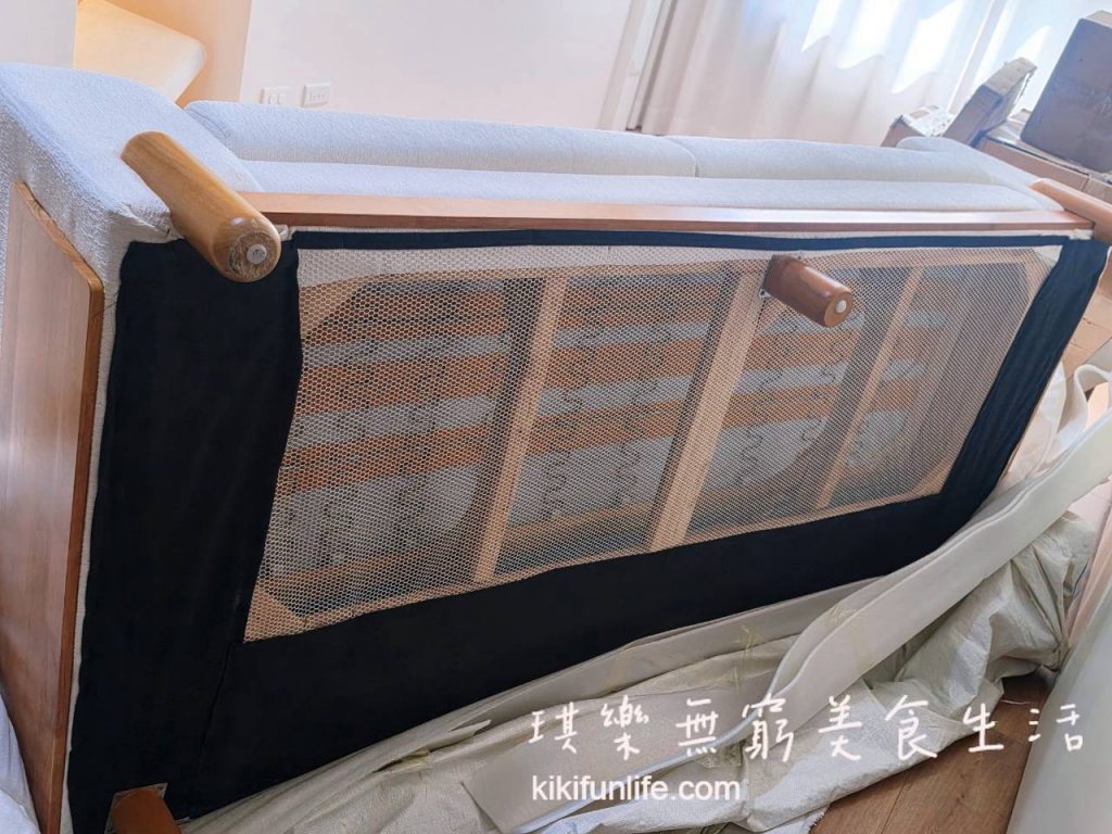 台灣新維海空集運_淘寶家具組裝_三人座實木框架布沙發底部結構與沙發腳安裝_沐然家居店