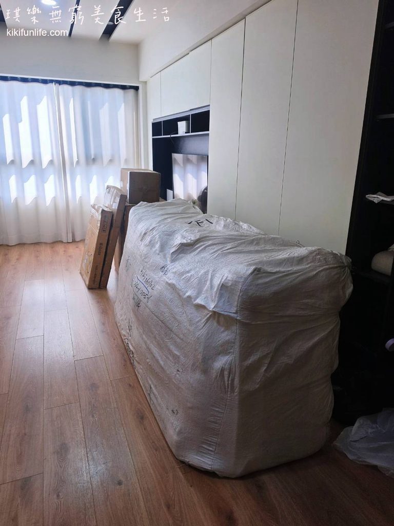 新維集運_淘寶家具搬上樓_大型沙發與家具包裹由貨運人員搬運進入家中